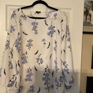 Gorgeous blouse white with blue flowers XL